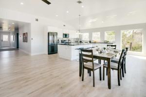 Spacious San Jacinto River Home w Waterfront Deck