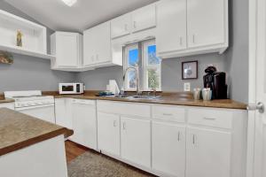 Adorable 1 BDR with Full Kitchen Deck Washer Dryer