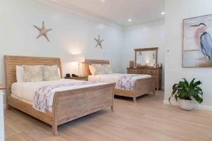Deluxe Queen Room with Two Queen Beds room in Southernmost Point Guest House
