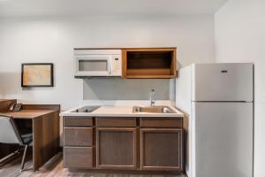 Queen Room with Two Queen Beds and Tub - Accessible/Non-Smoking room in WoodSpring Suites Bakersfield Airport