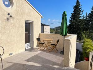 Maisons de vacances Studio terrasse avec une vue degagee 3km Avignon : photos des chambres