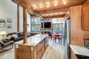 1 Mi to Northstar Skiing Cozy Pet-Friendly Condo!