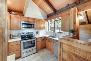 1 Mi to Northstar Skiing Cozy Pet-Friendly Condo!