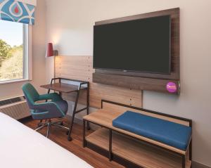 King Room with Bath Tub - Mobility Access room in Tru By Hilton Jacksonville South Mandarin Fl