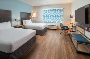 Queen Room with Two Queen Beds room in Tru By Hilton Jacksonville South Mandarin Fl