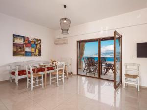 Family Apartment with Sea View room in Porto Kaza