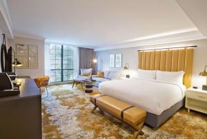 Corner Junior Suite with Soak Tub room in The Inn at Saratoga Tapestry Collection by Hilton