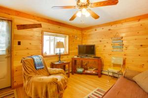 Cozy Interlochen Cabin with Dock 1 Mi to Green Lake