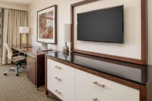King Room with Accessible Tub - Mobility Access room in Hilton Bellevue
