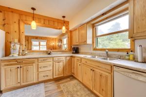 Three Family Lake House in Queensbury!