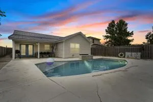 The Splash Pad Sleeps 13 w Pool Patio and Garage - Altha