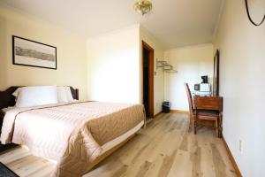 Queen Room room in Chatham Travel Lodge