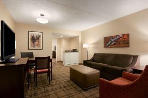 Two-Room King Suite - Non-Smoking room in Embassy Suites Cleveland - Beachwood