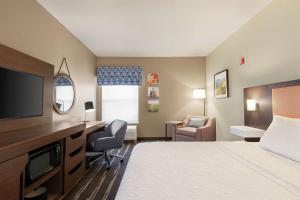 King Room with King Bed - Non-Smoking room in Hampton Inn Tracy