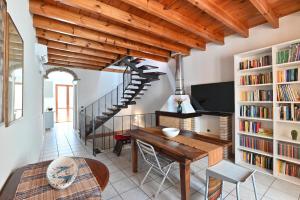 IzzHome Full Center Terrace img25