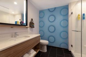 Queen Room with Two Queen Beds - Hearing Access room in Tru By Hilton Atlanta Galleria Ballpark GA