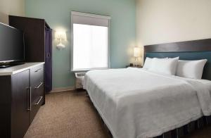 King Suite - Mobility and Hearing Access/Non-Smoking room in Home2 Suites by Hilton Anchorage/Midtown