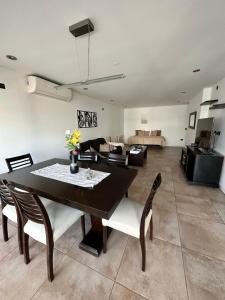 Depto 3 amb zona Guemes con cochera, balcón a la calle con parrilla a gas