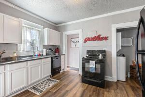 Quaint Cottage downtown Waco close to Magnolia, Baylor uni., Cameron Park Zoo...