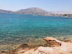 Sea view apartment steps away from the Beach Anavyssos Palyaia Fokia