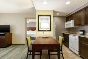 King Suite with Accessible Tub - Mobility and Hearing Access/Non-Smoking room in Homewood Suites Macon North