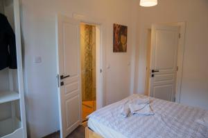 Central Sofia 3-bedroom apartment - Urban Art gallery - Free Parking!