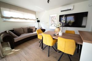 Apartments Kras 24 with Pool