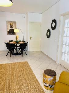 2 BD Top Floor Aprt with Acropolis view