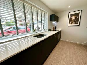 Stunning Brand New House - Sleeps 6 - Free Parking - Great Location - Fast WiFi - Smart TV - Close to Poole & Bournemouth & Sandbanks