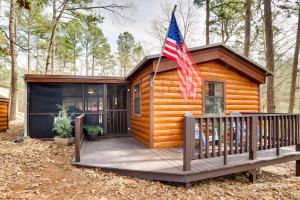 Broken Bow Abode with Hot Tub Less Than 7 Mi to Lake!