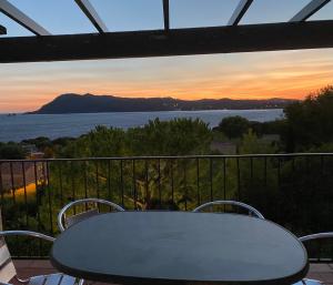 Appartements Les 2 freres - Vue mer panoramique solarium - les Sablettes : photos des chambres