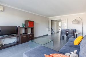 Tamanaco Beach 1-bedroom apartment with balcony sea view and pool