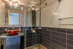 Tamanaco Beach 1-bedroom apartment with balcony sea view and pool