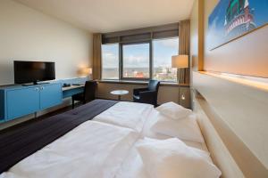 Superior Doppelzimmer mit seitlichem Blick auf die Weser room in Atlantic Hotel Sail City