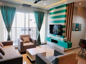 BRAND NEW ULTRA-MODERN SEAVIEW APARTMENT IN OMR!