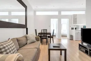 'Simply Sydney' City Living off Wharf Roadway - Potts Point