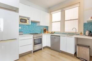 Oversized Art Deco in Potts Point near Harbour