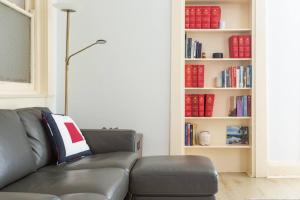 Oversized Art Deco in Potts Point near Harbour