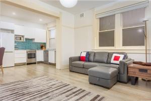 Oversized Art Deco in Potts Point near Harbour