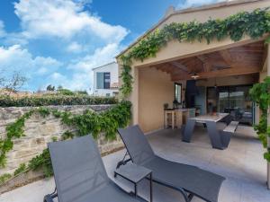 Villas Lavish Villa in Malauc ne with Private Garden : photos des chambres