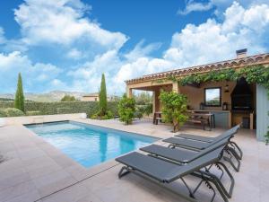 Villas Lavish Villa in Malauc ne with Private Garden : photos des chambres