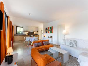 Villas Lavish Villa in Malauc ne with Private Garden : photos des chambres