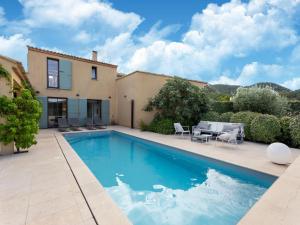 Villas Lavish Villa in Malauc ne with Private Garden : photos des chambres