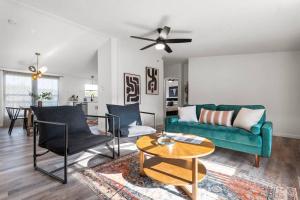 Starlight Horizon Cabin D - Pet-Friendly Texas Hill Country Cabin Near Canyon Lake - Pool, Stargazing & Group Getaways - Sleeps 8 - 4hvězdičkové hotely ve městě Canyon Lake