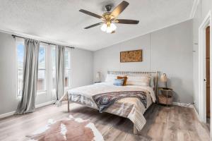 Starlight Horizon Cabin H - Pet-Friendly Texas Hill Country Cabin Near Canyon Lake - Pool, Stargazing & Group Getaways - Sleeps 8 - 4hvězdičkové hotely ve městě Canyon Lake