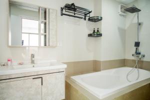 The Valley - Westlake Apartment