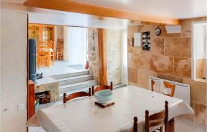Maisons de vacances Amazing Home In Saint Varent With Wifi And 3 Bedrooms : photos des chambres