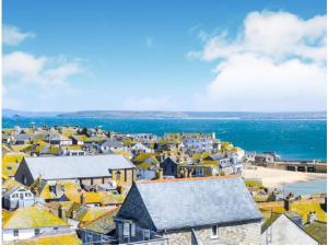 Luxurious apartment, 180° beach views & parking