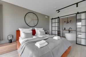 Dwie Motławy Riverside & Parking by Downtown Apartments