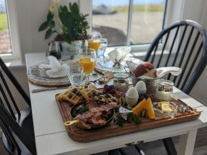 Autumn Lane B&B, Farmhouse Elegance & Stunning Lakeviews